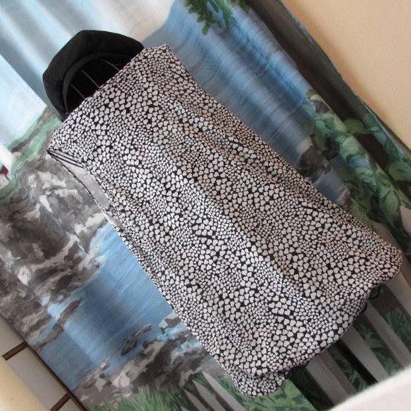 Sleeveless Shell Tank - Picture 3 of 6